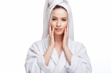 Genç kadın bir bornoz ve havlu üzerinde baş, spa ve bakım onun portresini, temiz doğal yüz, portre izole beyaz bir arka plan üzerinde