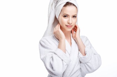 Genç kadın bir bornoz ve havlu üzerinde baş, spa ve bakım onun portresini, temiz doğal yüz, portre izole beyaz bir arka plan üzerinde