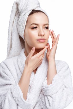 Genç kadın bir bornoz ve havlu üzerinde baş, spa ve bakım onun portresini, temiz doğal yüz, portre izole beyaz bir arka plan üzerinde