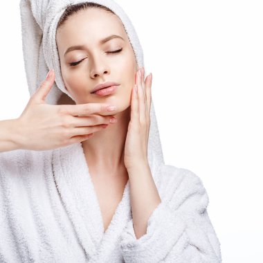 Genç kadın bir bornoz ve havlu üzerinde baş, spa ve bakım onun portresini, temiz doğal yüz, portre izole beyaz bir arka plan üzerinde