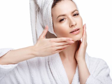 Genç kadın bir bornoz ve havlu üzerinde baş, spa ve bakım onun portresini, temiz doğal yüz, portre izole beyaz bir arka plan üzerinde