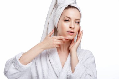 Genç kadın bir bornoz ve havlu üzerinde baş, spa ve bakım onun portresini, temiz doğal yüz, portre izole beyaz bir arka plan üzerinde
