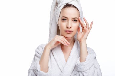 Genç kadın bir bornoz ve havlu üzerinde baş, spa ve bakım onun portresini, temiz doğal yüz, portre izole beyaz bir arka plan üzerinde