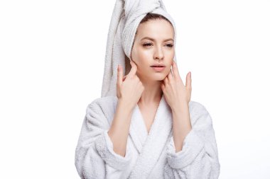 Genç kadın bir bornoz ve havlu üzerinde baş, spa ve bakım onun portresini, temiz doğal yüz, portre izole beyaz bir arka plan üzerinde