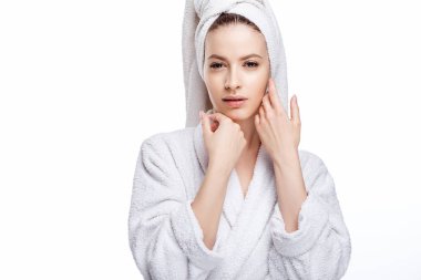 Genç kadın bir bornoz ve havlu üzerinde baş, spa ve bakım onun portresini, temiz doğal yüz, portre izole beyaz bir arka plan üzerinde