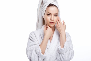 Genç kadın bir bornoz ve havlu üzerinde baş, spa ve bakım onun portresini, temiz doğal yüz, portre izole beyaz bir arka plan üzerinde