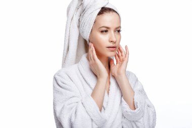 Genç kadın bir bornoz ve havlu üzerinde baş, spa ve bakım onun portresini, temiz doğal yüz, portre izole beyaz bir arka plan üzerinde