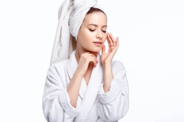 Genç kadın bir bornoz ve havlu üzerinde baş, spa ve bakım onun portresini, temiz doğal yüz, portre izole beyaz bir arka plan üzerinde