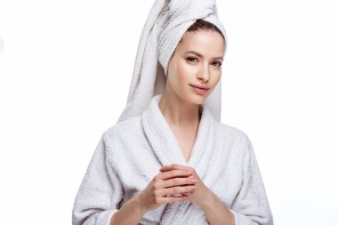 Genç kadın bir bornoz ve havlu üzerinde baş, spa ve bakım onun portresini, temiz doğal yüz, portre izole beyaz bir arka plan üzerinde