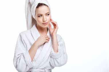 Genç kadın bir bornoz ve havlu üzerinde baş, spa ve bakım onun portresini, temiz doğal yüz, portre izole beyaz bir arka plan üzerinde