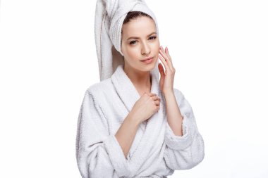 Genç kadın bir bornoz ve havlu üzerinde baş, spa ve bakım onun portresini, temiz doğal yüz, portre izole beyaz bir arka plan üzerinde