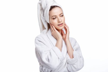 Genç kadın bir bornoz ve havlu üzerinde baş, spa ve bakım onun portresini, temiz doğal yüz, portre izole beyaz bir arka plan üzerinde