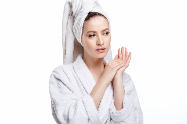 Genç kadın bir bornoz ve havlu üzerinde baş, spa ve bakım onun portresini, temiz doğal yüz, portre izole beyaz bir arka plan üzerinde