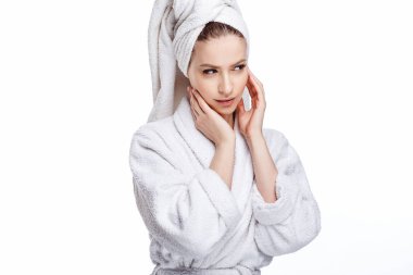 Genç kadın bir bornoz ve havlu üzerinde baş, spa ve bakım onun portresini, temiz doğal yüz, portre izole beyaz bir arka plan üzerinde