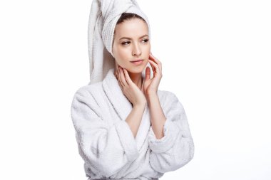 Genç kadın bir bornoz ve havlu üzerinde baş, spa ve bakım onun portresini, temiz doğal yüz, portre izole beyaz bir arka plan üzerinde