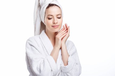 Genç kadın bir bornoz ve havlu üzerinde baş, spa ve bakım onun portresini, temiz doğal yüz, portre izole beyaz bir arka plan üzerinde