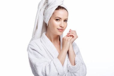 Genç kadın bir bornoz ve havlu üzerinde baş, spa ve bakım onun portresini, temiz doğal yüz, portre izole beyaz bir arka plan üzerinde