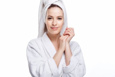 Genç kadın bir bornoz ve havlu üzerinde baş, spa ve bakım onun portresini, temiz doğal yüz, portre izole beyaz bir arka plan üzerinde