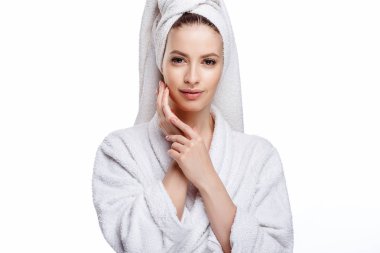 Genç kadın bir bornoz ve havlu üzerinde baş, spa ve bakım onun portresini, temiz doğal yüz, portre izole beyaz bir arka plan üzerinde