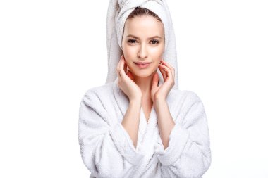 Genç kadın bir bornoz ve havlu üzerinde baş, spa ve bakım onun portresini, temiz doğal yüz, portre izole beyaz bir arka plan üzerinde