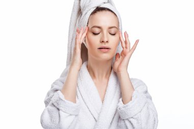 Genç kadın bir bornoz ve havlu üzerinde baş, spa ve bakım onun portresini, temiz doğal yüz, portre izole beyaz bir arka plan üzerinde