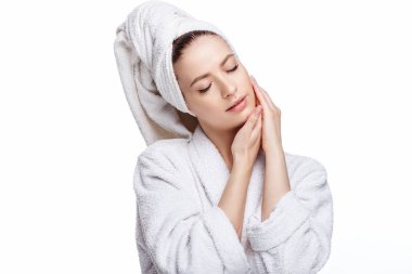 Genç kadın bir bornoz ve havlu üzerinde baş, spa ve bakım onun portresini, temiz doğal yüz, portre izole beyaz bir arka plan üzerinde