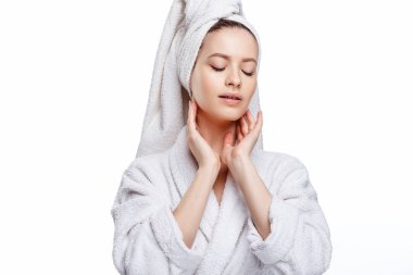 Genç kadın bir bornoz ve havlu üzerinde baş, spa ve bakım onun portresini, temiz doğal yüz, portre izole beyaz bir arka plan üzerinde