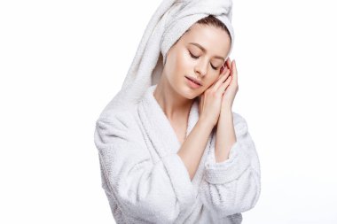 Genç kadın bir bornoz ve havlu üzerinde baş, spa ve bakım onun portresini, temiz doğal yüz, portre izole beyaz bir arka plan üzerinde