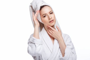 Genç kadın bir bornoz ve havlu üzerinde baş, spa ve bakım onun portresini, temiz doğal yüz, portre izole beyaz bir arka plan üzerinde