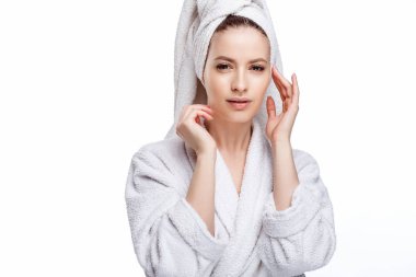 Genç kadın bir bornoz ve havlu üzerinde baş, spa ve bakım onun portresini, temiz doğal yüz, portre izole beyaz bir arka plan üzerinde