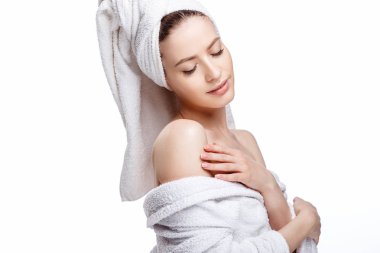 Genç kadın bir bornoz ve havlu üzerinde baş, spa ve bakım onun portresini, temiz doğal yüz, portre izole beyaz bir arka plan üzerinde