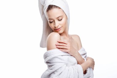 Genç kadın bir bornoz ve havlu üzerinde baş, spa ve bakım onun portresini, temiz doğal yüz, portre izole beyaz bir arka plan üzerinde