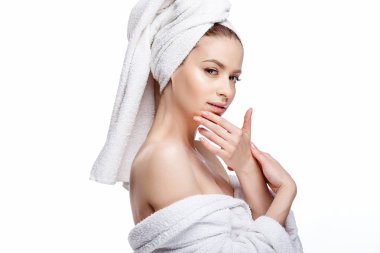 Genç kadın bir bornoz ve havlu üzerinde baş, spa ve bakım onun portresini, temiz doğal yüz, portre izole beyaz bir arka plan üzerinde
