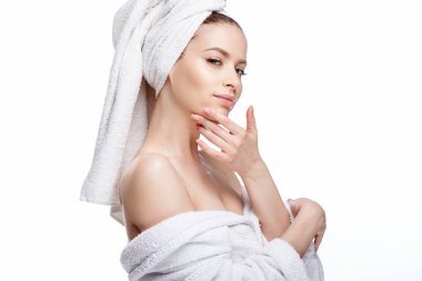Genç kadın bir bornoz ve havlu üzerinde baş, spa ve bakım onun portresini, temiz doğal yüz, portre izole beyaz bir arka plan üzerinde