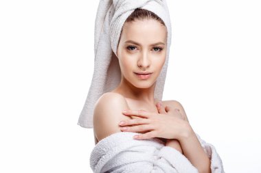 Genç kadın bir bornoz ve havlu üzerinde baş, spa ve bakım onun portresini, temiz doğal yüz, portre izole beyaz bir arka plan üzerinde