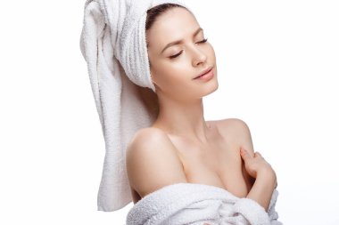 Genç kadın bir bornoz ve havlu üzerinde baş, spa ve bakım onun portresini, temiz doğal yüz, portre izole beyaz bir arka plan üzerinde