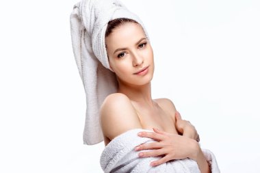 Genç kadın bir bornoz ve havlu üzerinde baş, spa ve bakım onun portresini, temiz doğal yüz, portre izole beyaz bir arka plan üzerinde