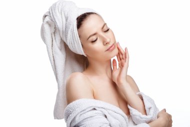 Genç kadın bir bornoz ve havlu üzerinde baş, spa ve bakım onun portresini, temiz doğal yüz, portre izole beyaz bir arka plan üzerinde