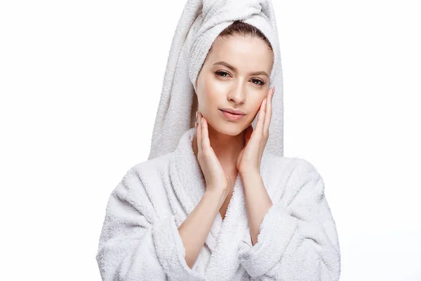Młoda Kobieta Szlafrok Ręcznik Jej Głowie Spa Opieka Portret Czystą — Zdjęcie stockowe