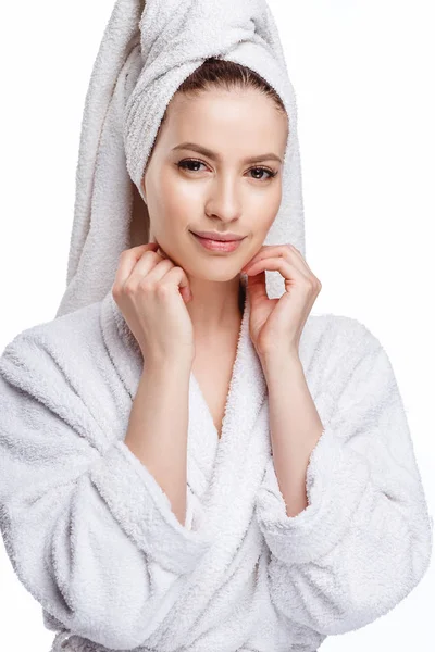 Młoda Kobieta Szlafrok Ręcznik Jej Głowie Spa Opieka Portret Czystą — Zdjęcie stockowe