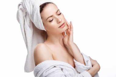 Genç kadın bir bornoz ve havlu üzerinde baş, spa ve bakım onun portresini, temiz doğal yüz, portre izole beyaz bir arka plan üzerinde