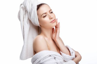 Genç kadın bir bornoz ve havlu üzerinde baş, spa ve bakım onun portresini, temiz doğal yüz, portre izole beyaz bir arka plan üzerinde