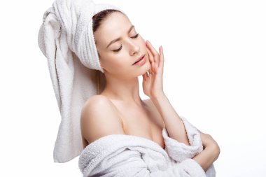 Genç kadın bir bornoz ve havlu üzerinde baş, spa ve bakım onun portresini, temiz doğal yüz, portre izole beyaz bir arka plan üzerinde