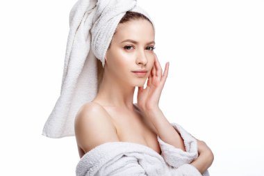 Genç kadın bir bornoz ve havlu üzerinde baş, spa ve bakım onun portresini, temiz doğal yüz, portre izole beyaz bir arka plan üzerinde