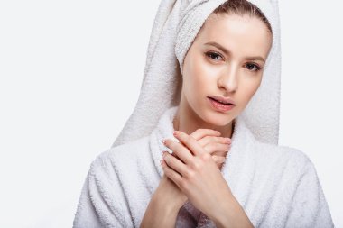 Genç kadın bir bornoz ve havlu üzerinde baş, spa ve bakım onun portresini, temiz doğal yüz, portre izole beyaz bir arka plan üzerinde