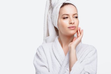 Genç kadın bir bornoz ve havlu üzerinde baş, spa ve bakım onun portresini, temiz doğal yüz, portre izole beyaz bir arka plan üzerinde