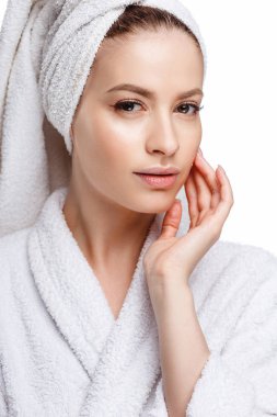 Genç kadın bir bornoz ve havlu üzerinde baş, spa ve bakım onun portresini, temiz doğal yüz, portre izole beyaz bir arka plan üzerinde