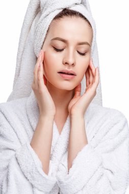 Genç kadın bir bornoz ve havlu üzerinde baş, spa ve bakım onun portresini, temiz doğal yüz, portre izole beyaz bir arka plan üzerinde