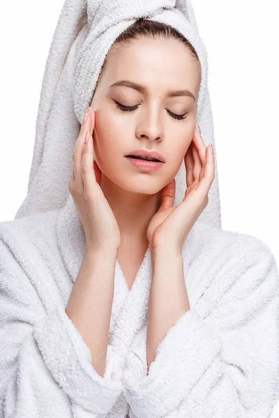 Genç kadın bir bornoz ve havlu üzerinde baş, spa ve bakım onun portresini, temiz doğal yüz, portre izole beyaz bir arka plan üzerinde