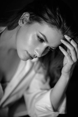 Klasik portre basit bir elbise içinde şehvetli genç kadın. Duygusal yakın çekim fotoğraf